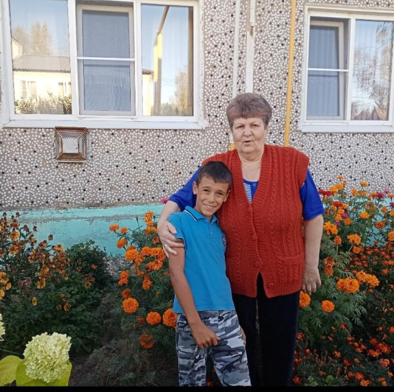Ваших лет золотые россыпи.